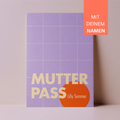 Vorderansicht einer modernen Mutterpasshülle in lila und orange. Der Hintergrund der Hülle ist in einem hellen Lilaton mit einem beigen Karomuster gehalten. In der unteren Hälfte steht linksbündig das Wort Mutterpass sowie der Name der werdenden Mutter in einem orangefarbigen Kreis, der angeschnitten ist.