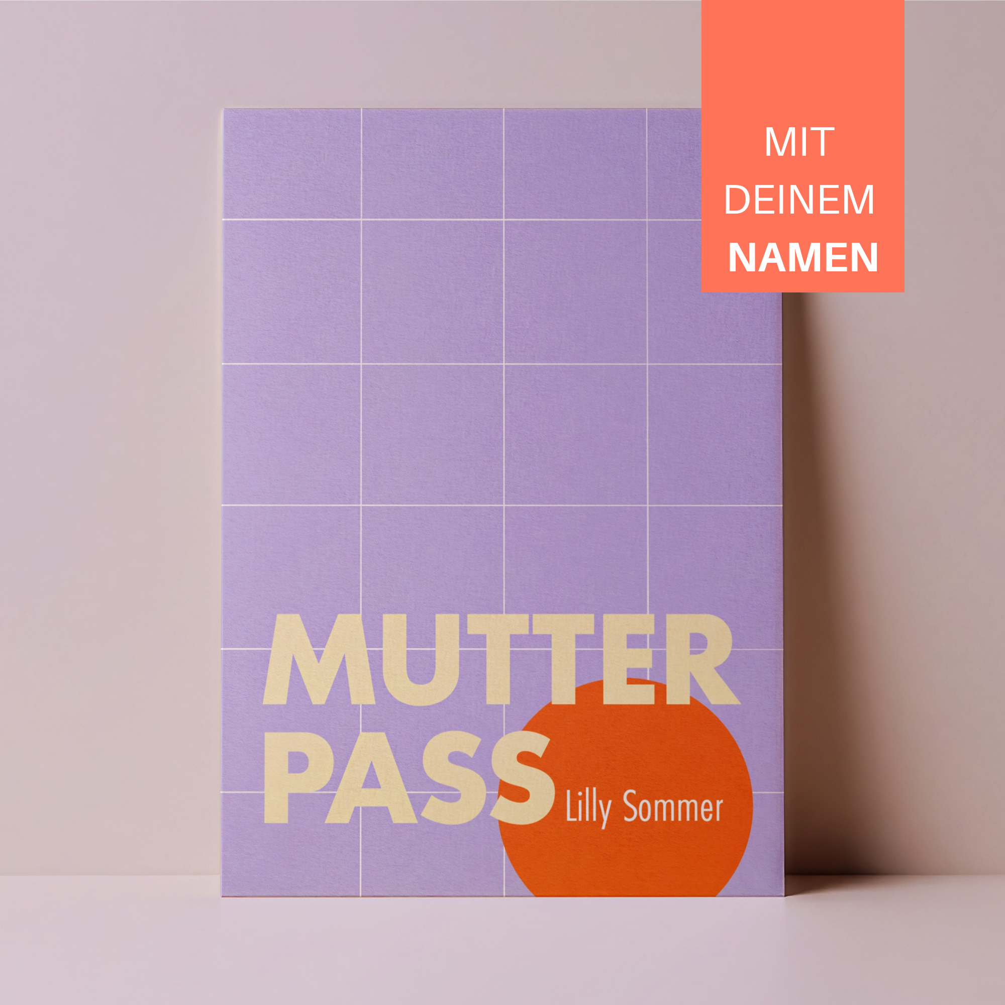 Vorderansicht einer modernen Mutterpasshülle in lila und orange. Der Hintergrund der Hülle ist in einem hellen Lilaton mit einem beigen Karomuster gehalten. In der unteren Hälfte steht linksbündig das Wort Mutterpass sowie der Name der werdenden Mutter in einem orangefarbigen Kreis, der angeschnitten ist.